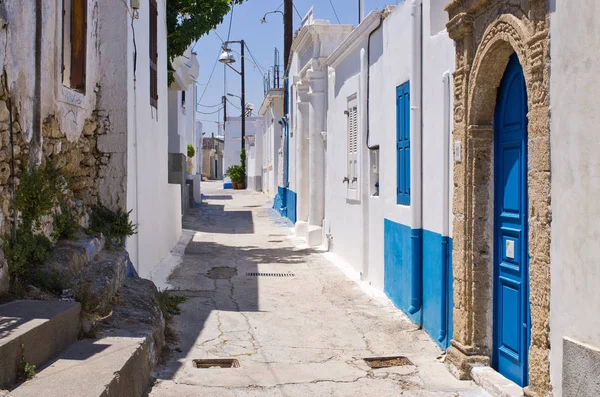 Rue étroite blanche de Koskinou, Rhodes, Grèce — Photo