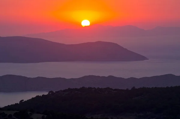 Belo pôr do sol na ilha de Rodes, Grécia — Fotografia de Stock
