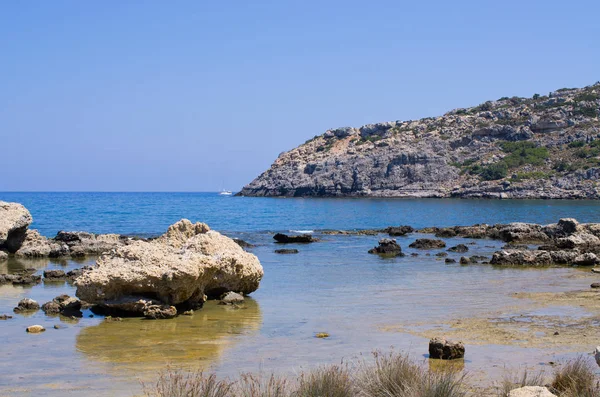 Playa rocosa en la isla de Rodas, Grecia —  Fotos de Stock