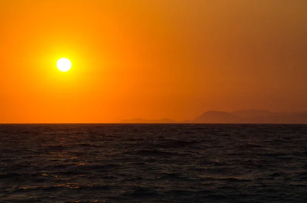 Pôr do sol sobre o mar na ilha de Rodes, Grécia — Fotografia de Stock