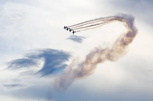 Flygplan på himlen under airshow — Stockfoto