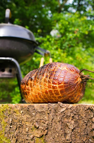 Gris skinka bakas på bbq — Stockfoto