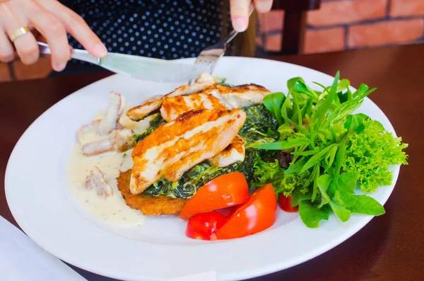 Delizioso pollo con spinaci e frittelle di patate — Foto Stock