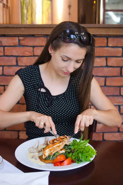 Giovane donna gode la sua cena — Foto Stock