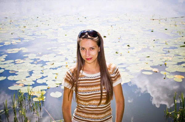 湖の近くの若い女性 — ストック写真