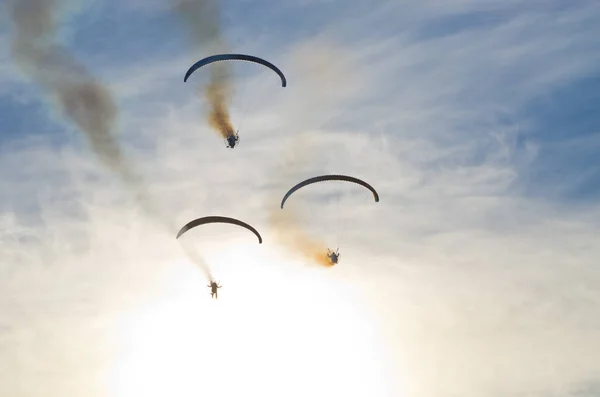 Paraşütler üzerinde sky - airshow — Stok fotoğraf