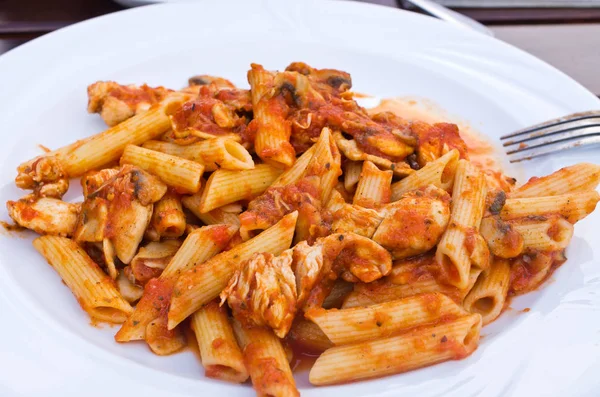 Penne - tavuk ve domates sos — Stok fotoğraf