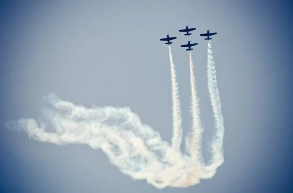 Flygplan på himlen under airshow — Stockfoto