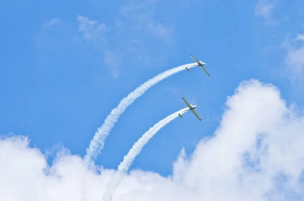 Flygplan på himlen under airshow — Stockfoto