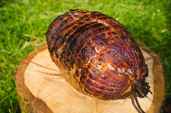 バーベキューで焼いた豚肉ハム — ストック写真