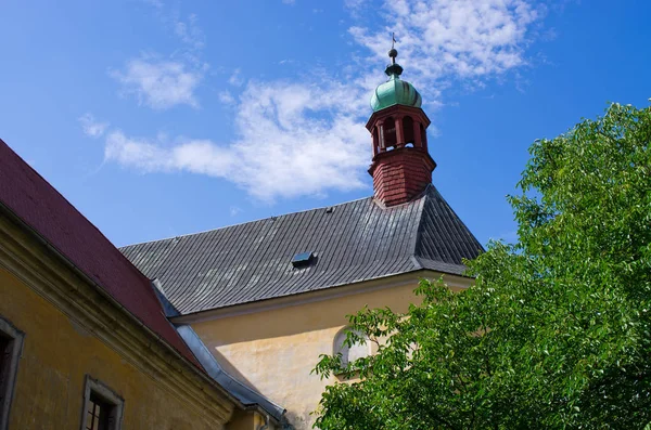 경찰 나드에 오래 된 교회 Metuji, 체코 공화국 — 스톡 사진