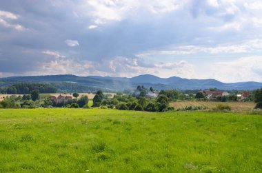 Bahar bakış çayır ve orman üzerinde