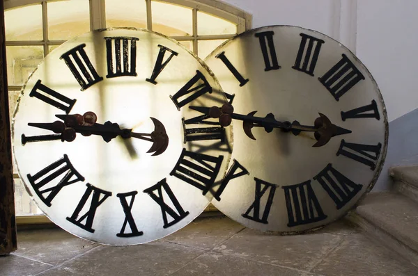 Πεζοπόρα τμήματα πρόσωπο από μεγάλο ρολόι — Φωτογραφία Αρχείου