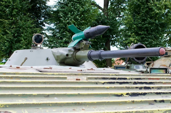 Oude tank met racket op het — Stockfoto