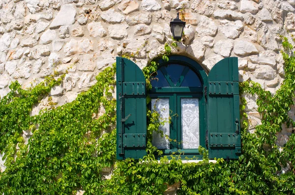 Window in stone wall — Stock Photo, Image