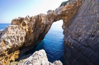 Korakonissi bay taş köprü oluşumu, Zakynthos, Yunanistan