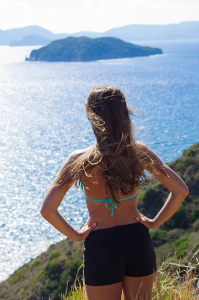 Young woman on the shore of Zakynthos, Greece — Stock Photo, Image