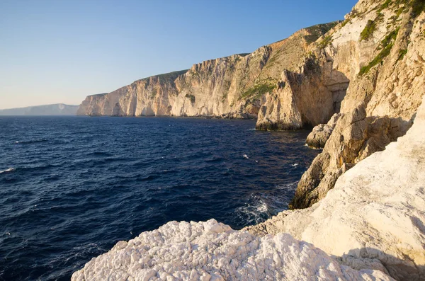 Klippen van Zakynthos eiland, Agalas, Griekenland — Stockfoto