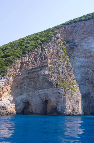 Grutas nas falésias de Zakynthos, Grécia — Fotografia de Stock