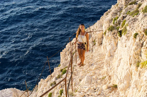 Kobieta na klifie wyspy Zakynthos - Agalas, Grecja — Zdjęcie stockowe