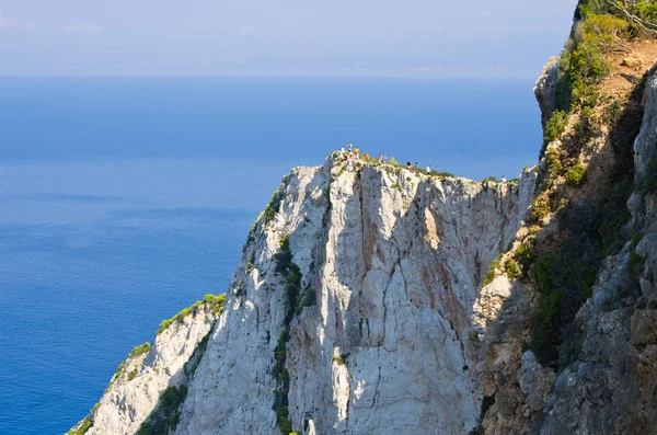 Alto penhasco da ilha de Zakynthos com pessoas nele, Grécia — Fotografia de Stock