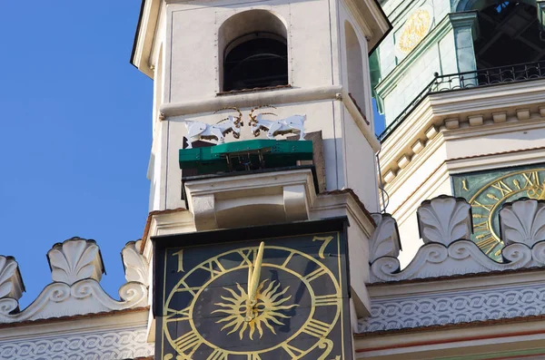 Capre che combattono sulla torre - simbolo di Poznan, Polonia — Foto Stock