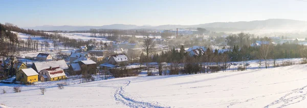 Villaggio durante il profondo inverno, Polonia — Foto Stock