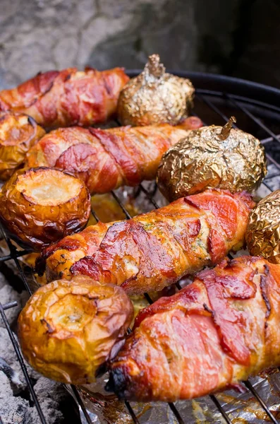 Platos en la barbacoa —  Fotos de Stock