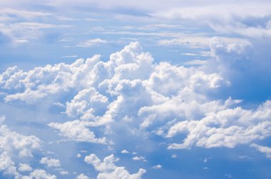 Bulutların üstünde