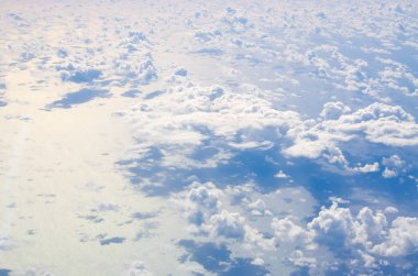 Bulutların üstünde