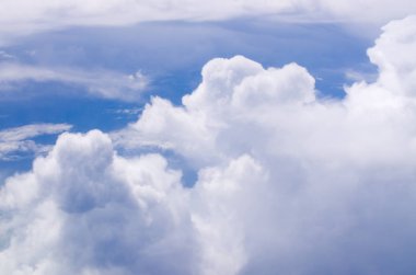 Bulutların üstünde