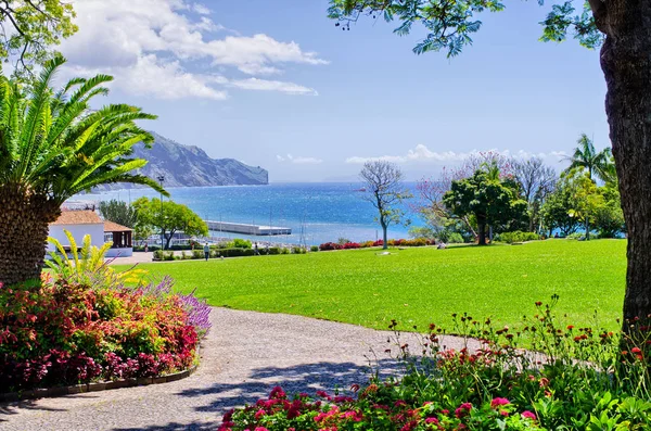 Belo parque no Funchal, Madeira, Portugal — Fotografia de Stock