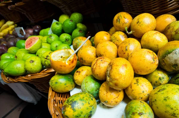 Gyümölcsök, a piacra, Funchal, Madeira — Stock Fotó