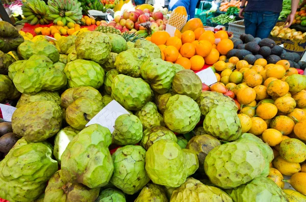 Gyümölcsök, a piacra, Funchal, Madeira — Stock Fotó