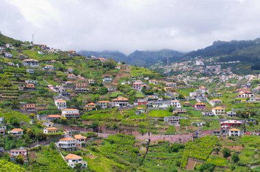 Bulutlar tarafından Madeira Adası - Portekiz kaplı tepeler