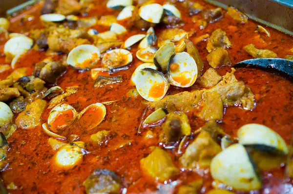 Portugisiska fläsk med musslor maträtt — Stockfoto
