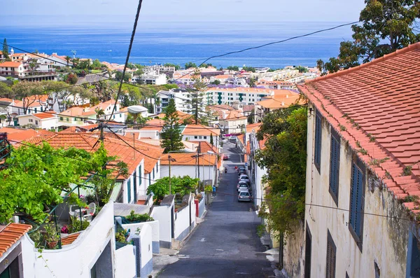 Calle estrecha de la ciudad de Funchal, isla de Madeira —  Fotos de Stock