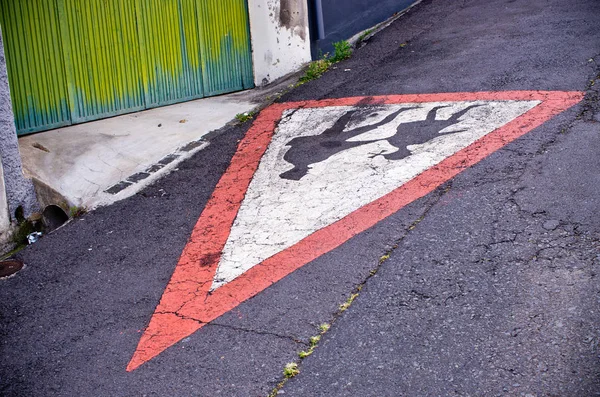 "Childrens" sign on the asphalt — Stock Photo, Image