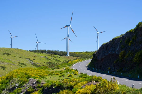 Větrná elektrárna v madeirské hory - Portugalsko — Stock fotografie