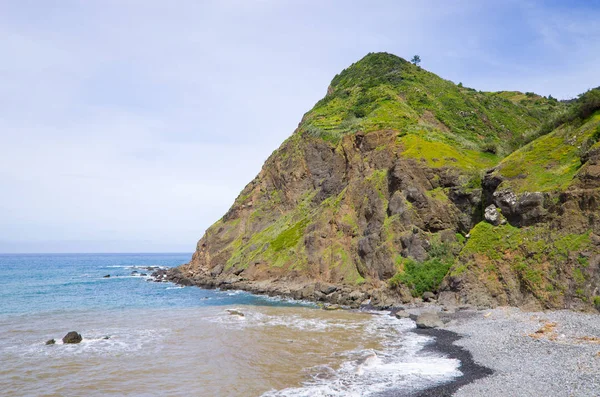 Eiland van de kust van Madeira in de buurt van Porto da Cruz - Portugal — Stockfoto