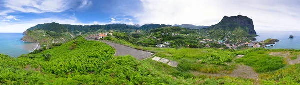 Zelené kopce poblíž Porto da Cruz, ostrov Madeira - Portugalsko — Stock fotografie