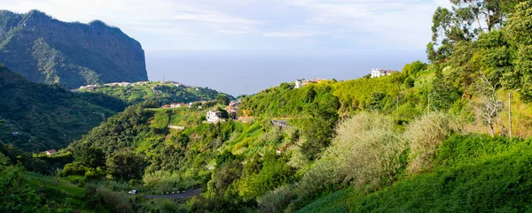 Gröna kullar nära Porto da Cruz, ön Madeira - Portugal — Stockfoto