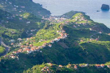 Porto da Cruz, Madeira Adası - Portekiz yakınındaki yeşil tepeler