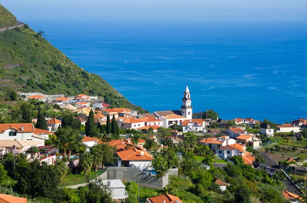 Vesnice, kostel a oceánu, Madeira, Portugalsko — Stock fotografie