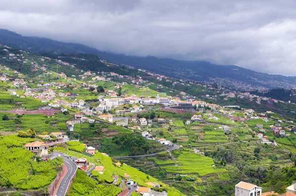 Colinas cubiertas de nubes, isla de Madeira - Portugal — Foto de Stock