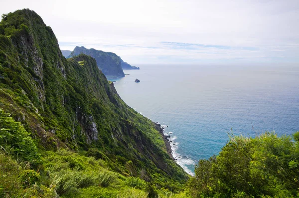 Acantilados verdes de la isla de Madeira cerca de Porto da Cruz - Portugal —  Fotos de Stock