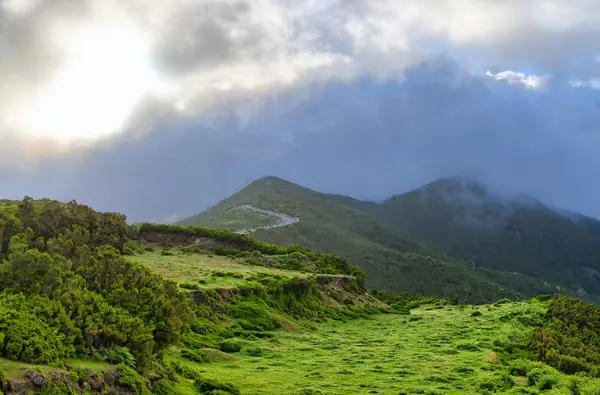 Paesaggio appannato sull'altopiano di Paul da Serra, Madeira, Portogallo — Foto Stock