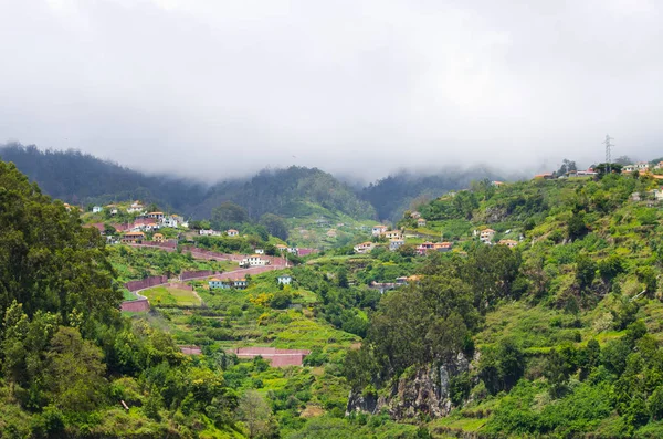 Wolkenverhangene Hügel, Insel Madeira - Portugal — Stockfoto