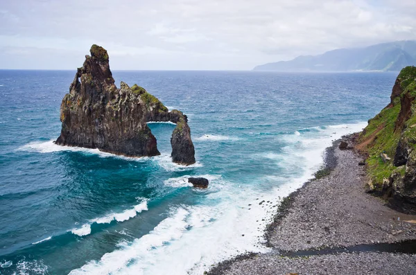 Dramatické skály na pobřeží ostrova Madeira, Portugalsko — Stock fotografie