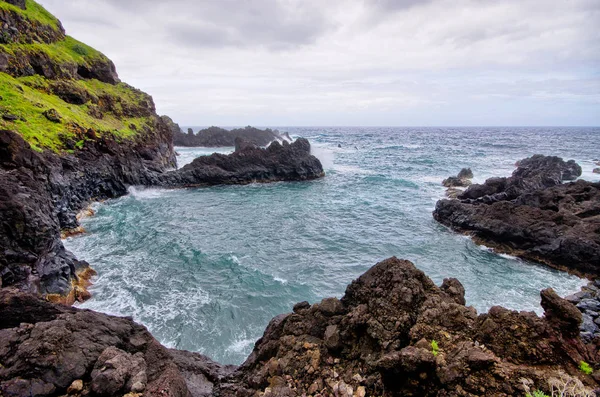 Costa rochosa da ilha da Madeira, Portugal — Fotografia de Stock